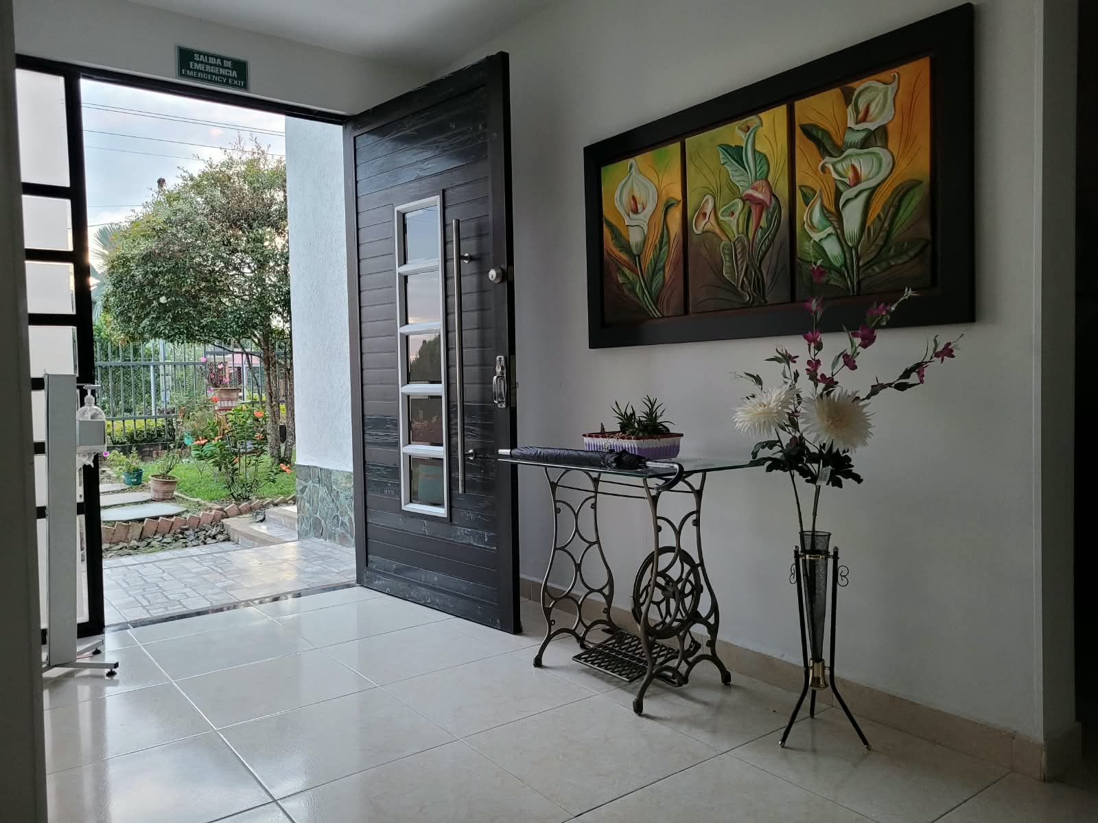 Hall de entrada con cuadro de alcatraces