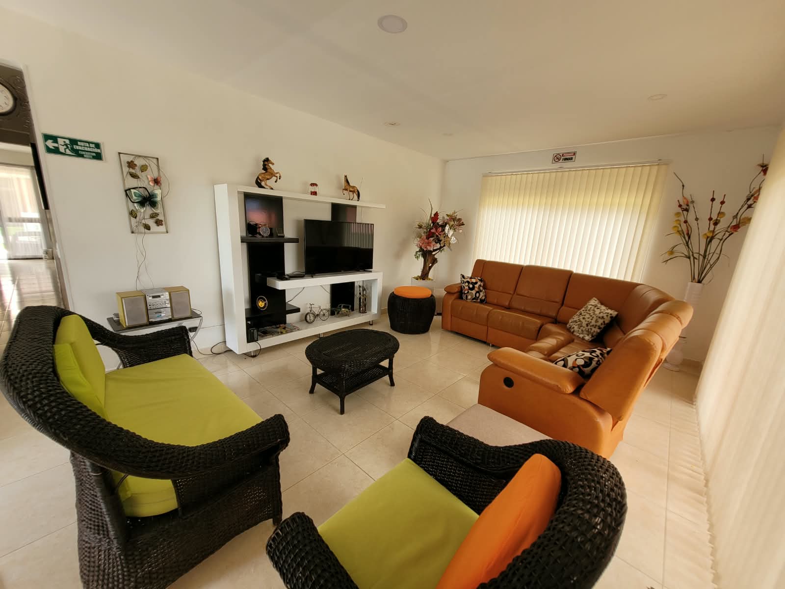 Sala amplia con sofá reclinable y televisor
