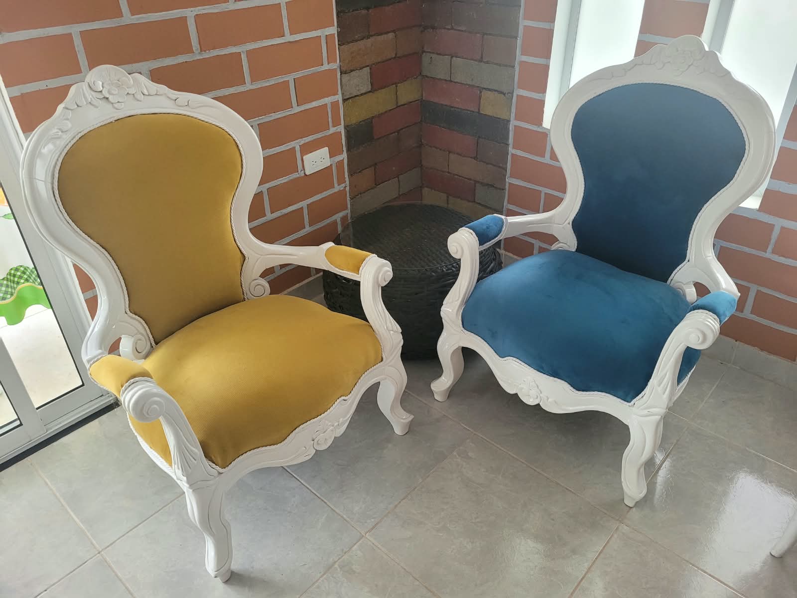 Poltronas antiguas amarilla y azul