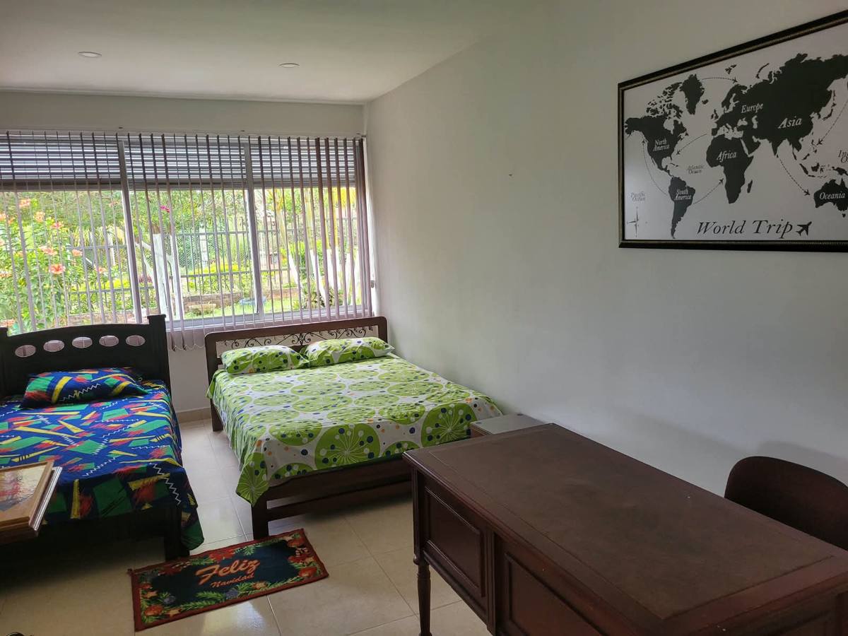 Habitación con escritorio y mapamundi