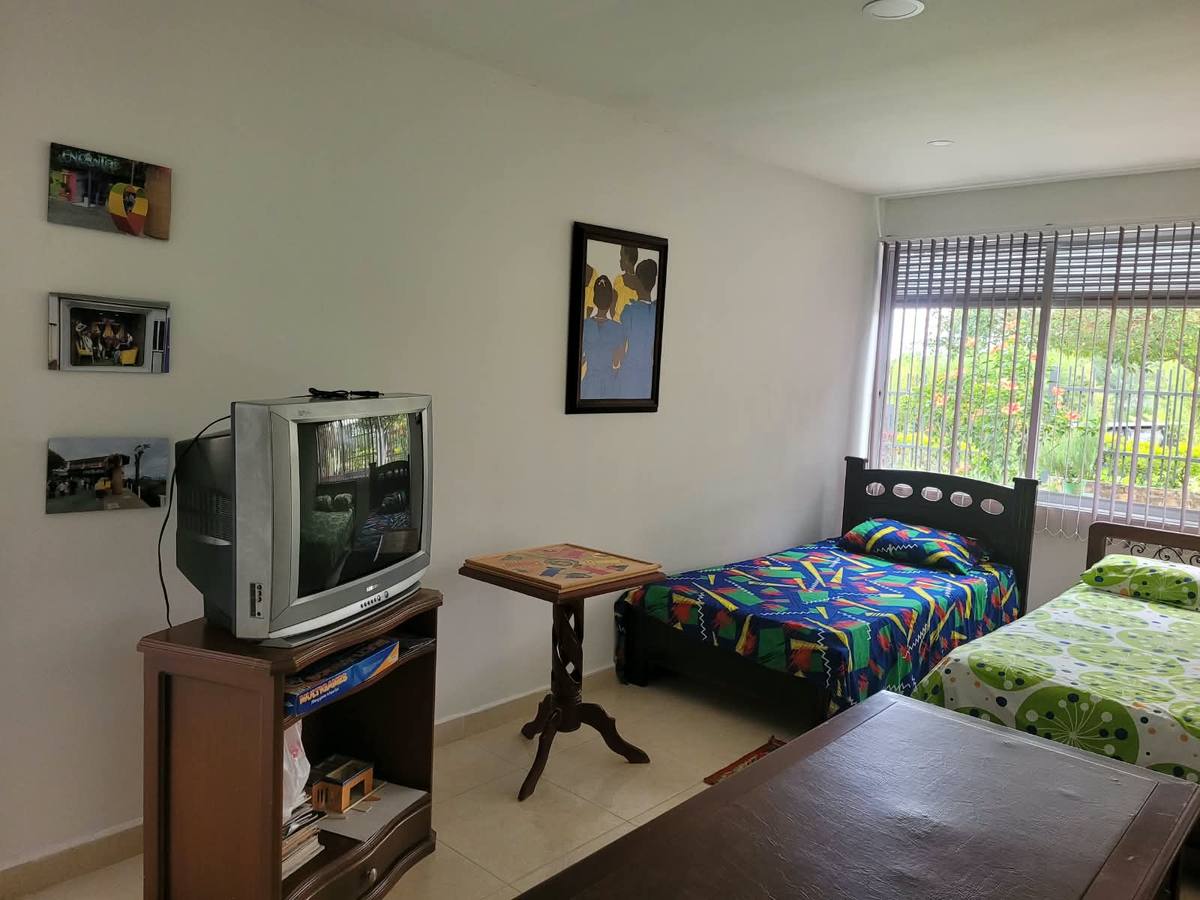 Habitación con dos camas y TV