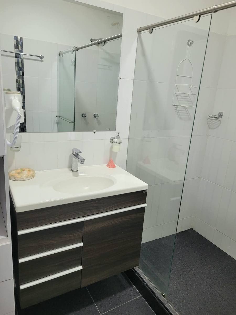 Baño con ducha de vidrio