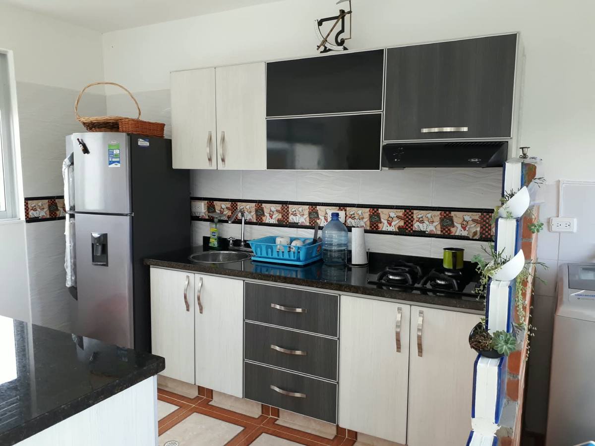 Cocina equipada con nevera y estufa