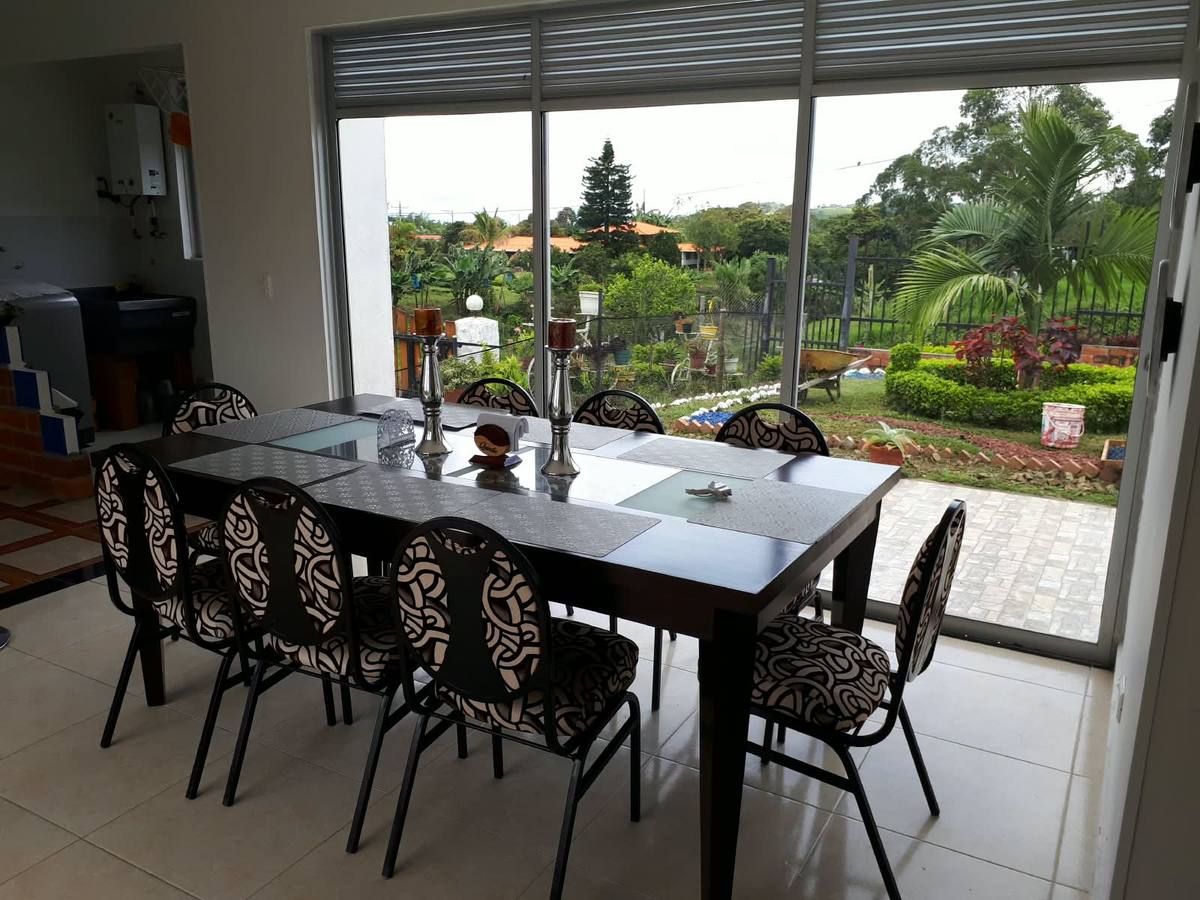Comedor para diez personas con vista al jardín