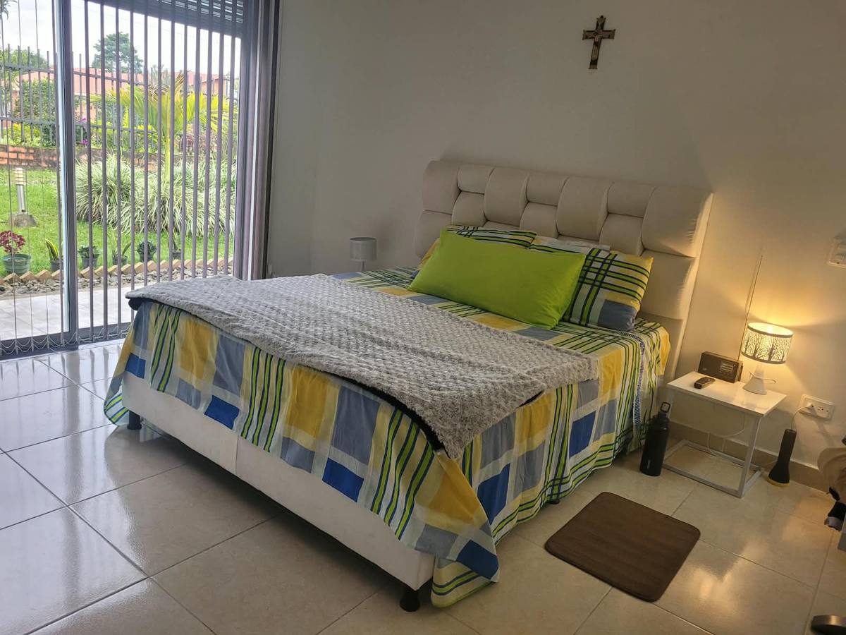 Habitación con cama doble y ventanal a la terraza