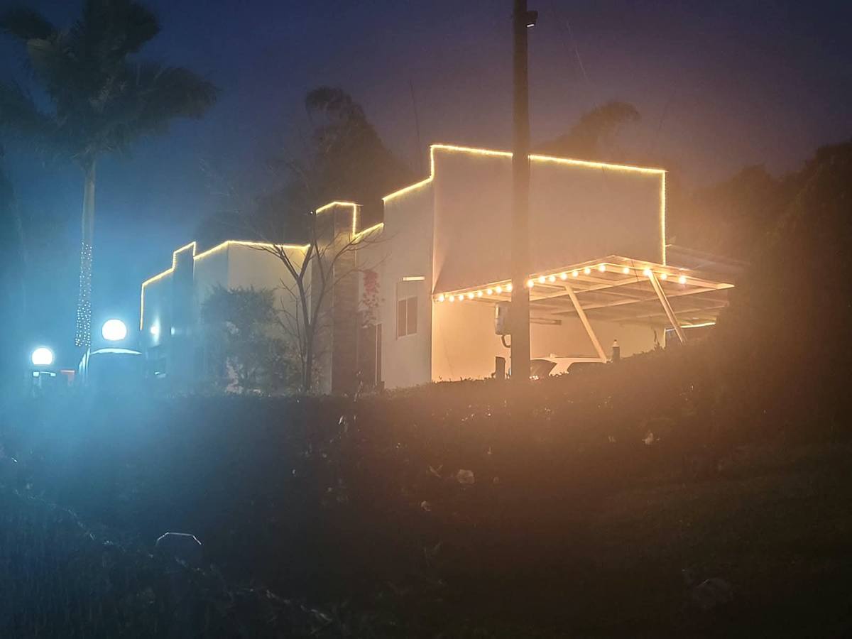La casa principal iluminada de noche