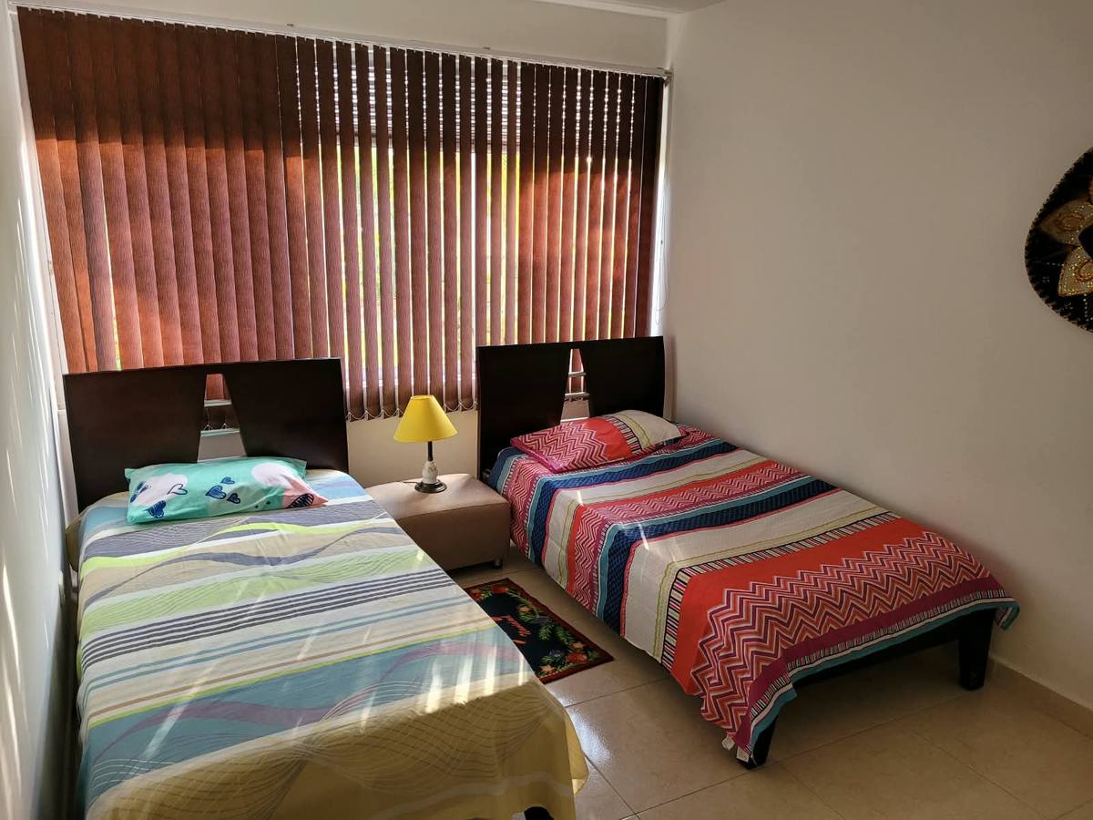 Habitación con dos camas sencillas