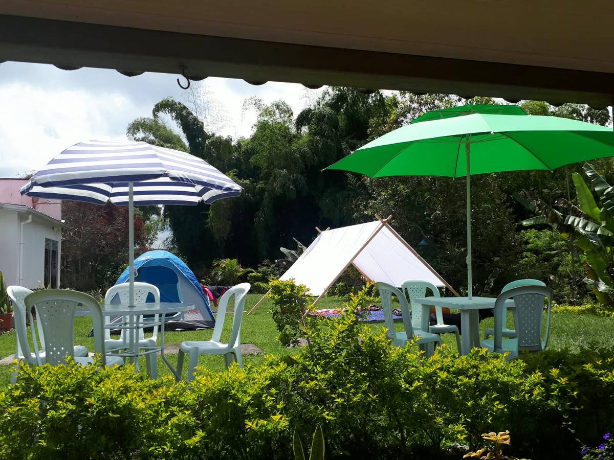 Zona de camping con carpas y sombrillas