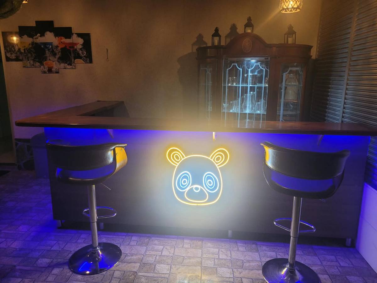 El bar del panda de noche
