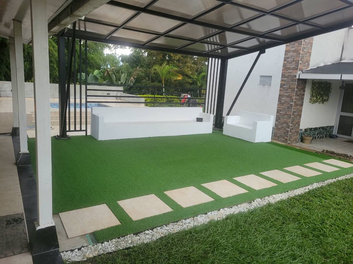 Zona de star con piso de piedra