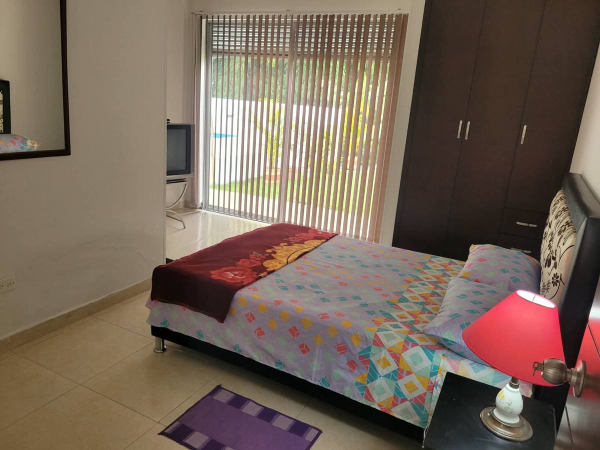 Habitación con ventanal al jardín