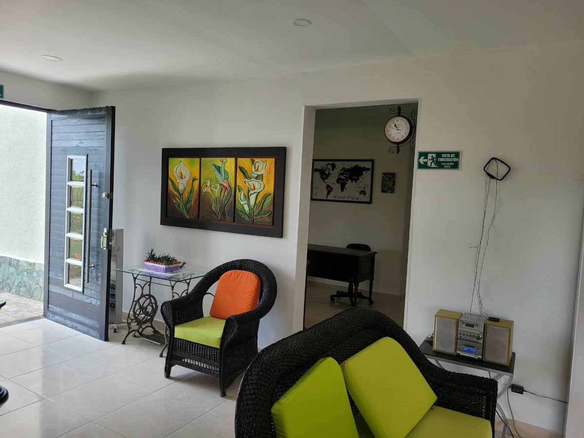 Hall con cuadros y sillones