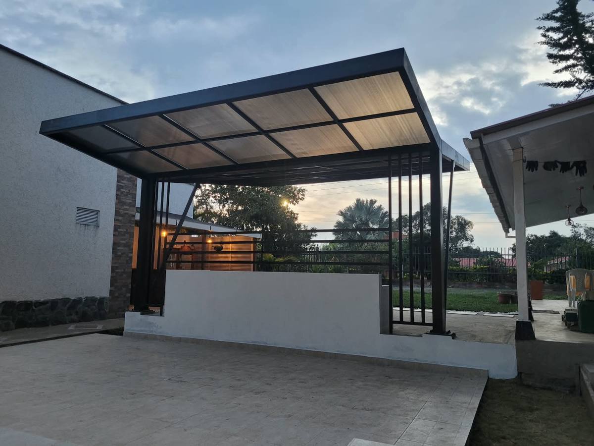 La pérgola de la zona de star al atardecer