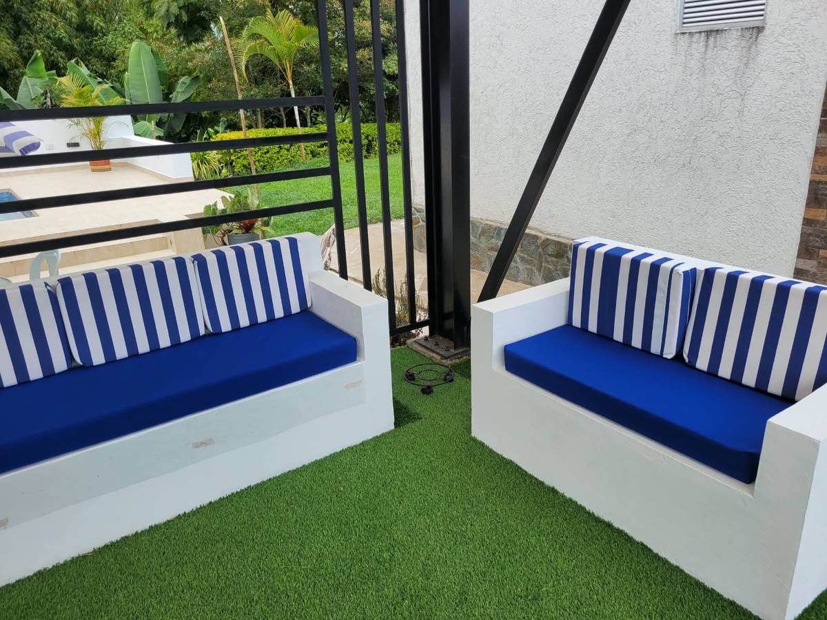 Sofás blancos y azules de la zona de star