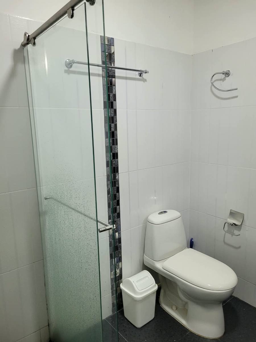 Baño con ducha de vidrio