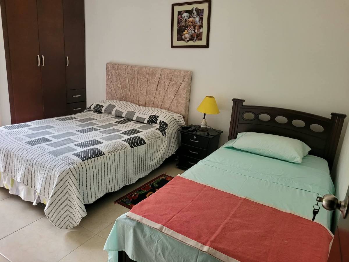 Habitación con cama doble y cama sencilla