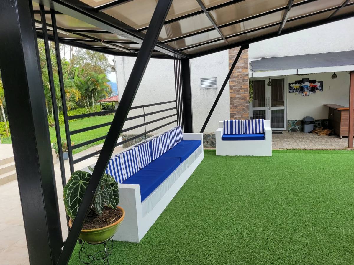 Zona de star con sofás de rayas azules