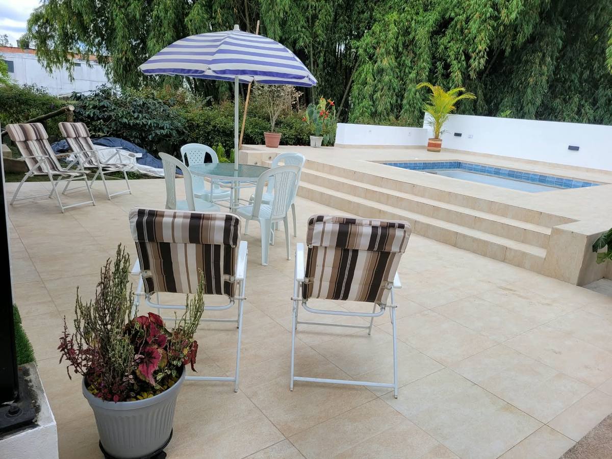 Terraza con sillas junto al jacuzzi