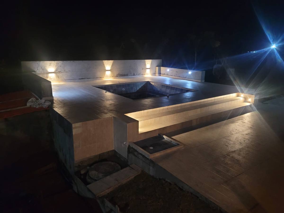 Jacuzzi iluminado de noche