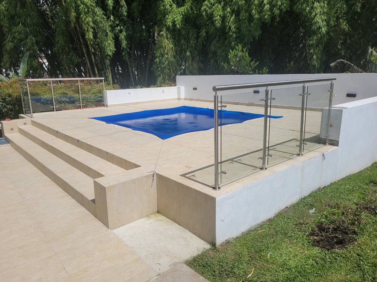 Jacuzzi con baranda de vidrio