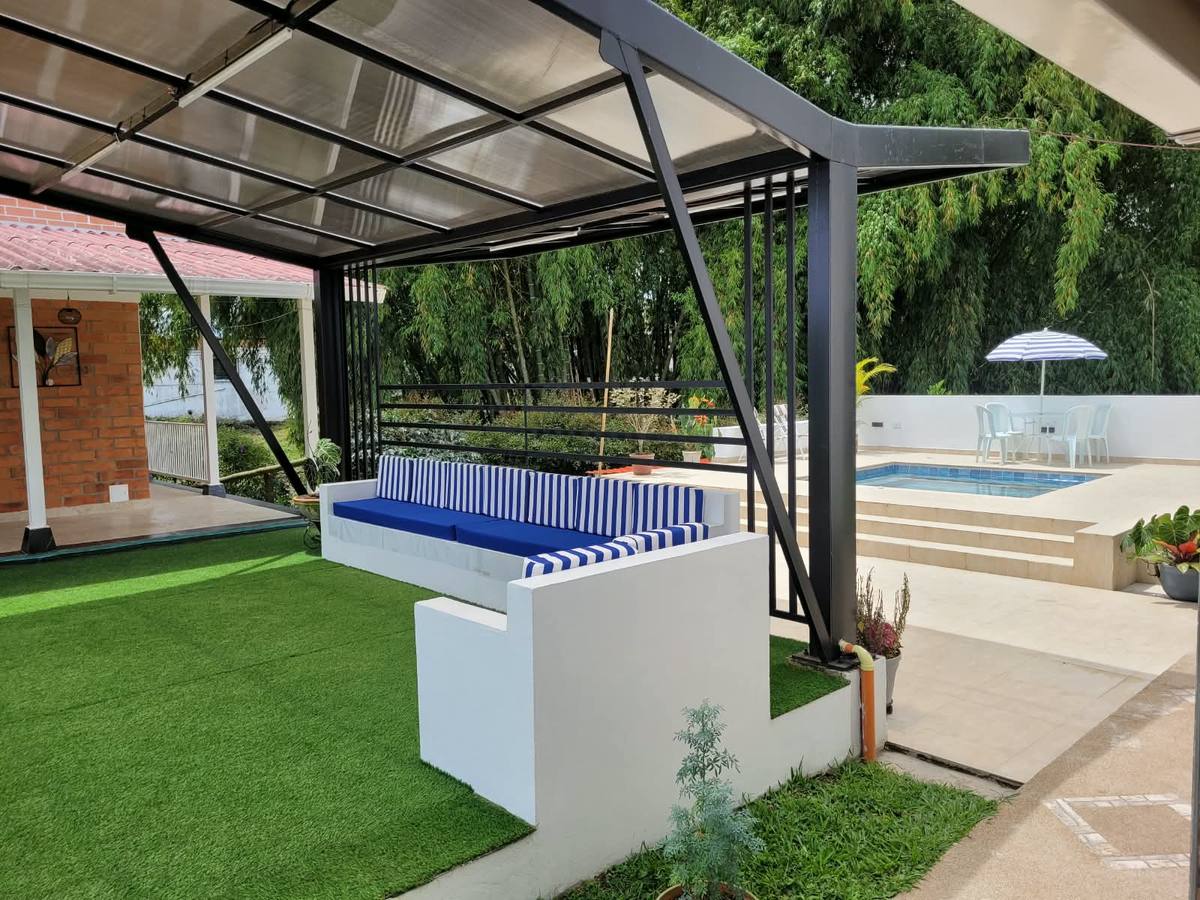 Zona de star con el jacuzzi al fondo
