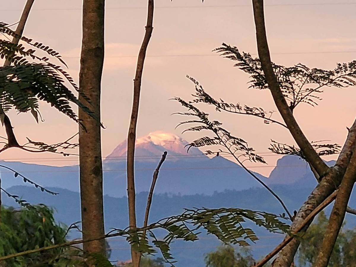 El Nevado del Tolima con su cima iluminada al atardecer